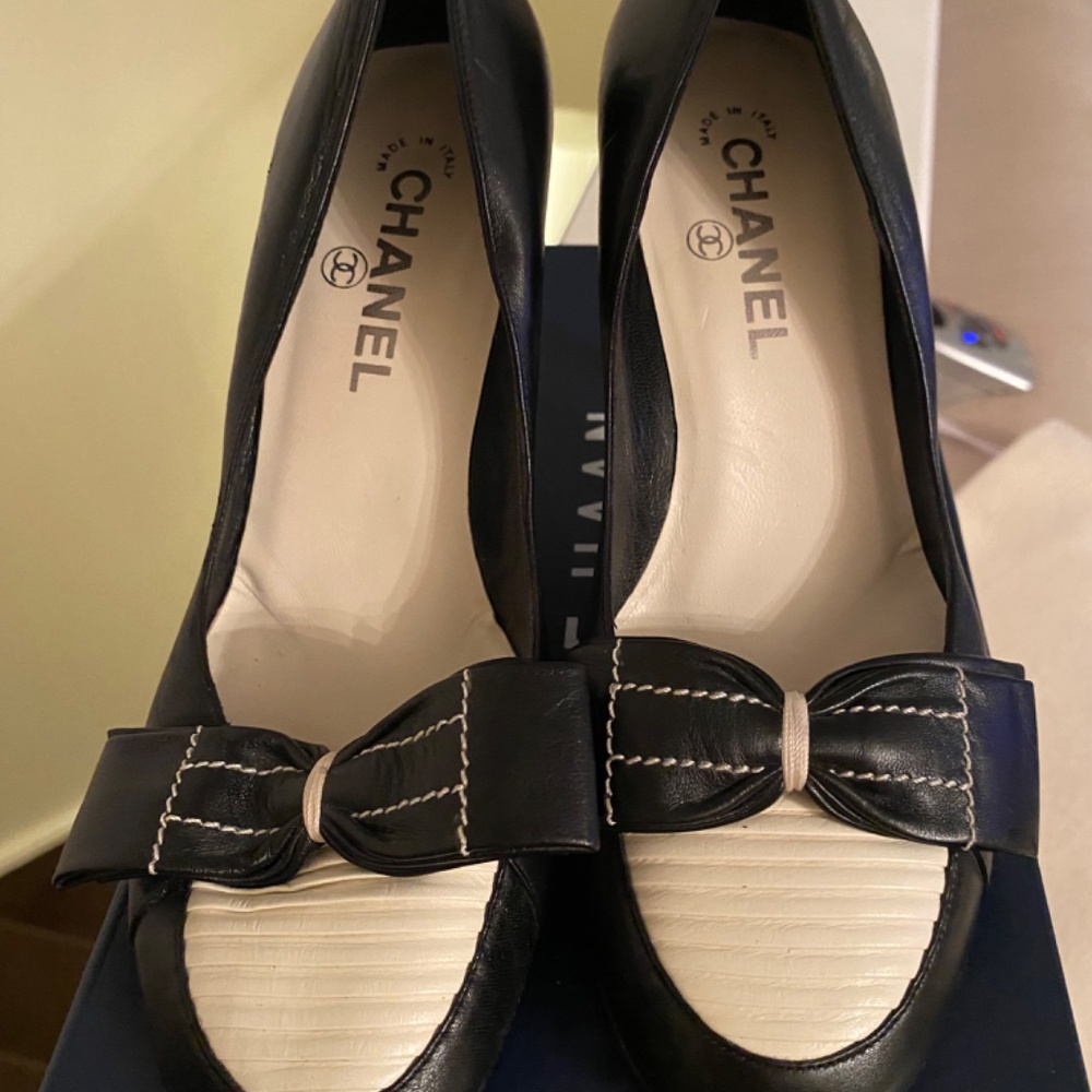 CHANEL BLACK AND WHITE TUXEDO PUMP WITH BOW.  SIZE 37 - Picture 2 of 5